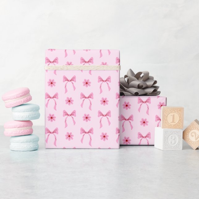 Papel de embrulho com laço rosa e padrão de flores (Chá de bebê)
