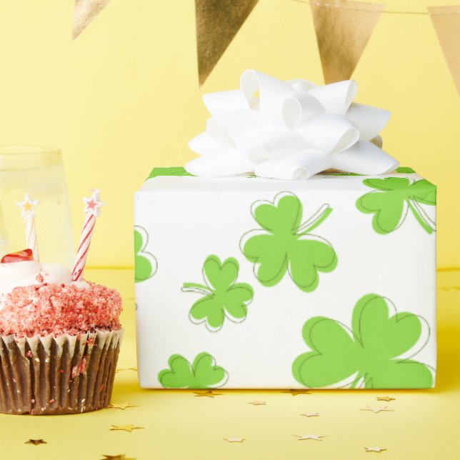 Papel de embrulho com padrão de trevo do Dia de Sã (Festa de aniversário)