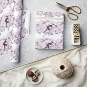 Papel de embrulho com padrão floral lilás