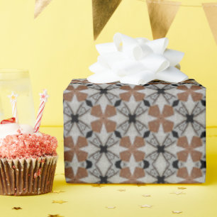 Papel de embrulho com padrão floral marrom e preto