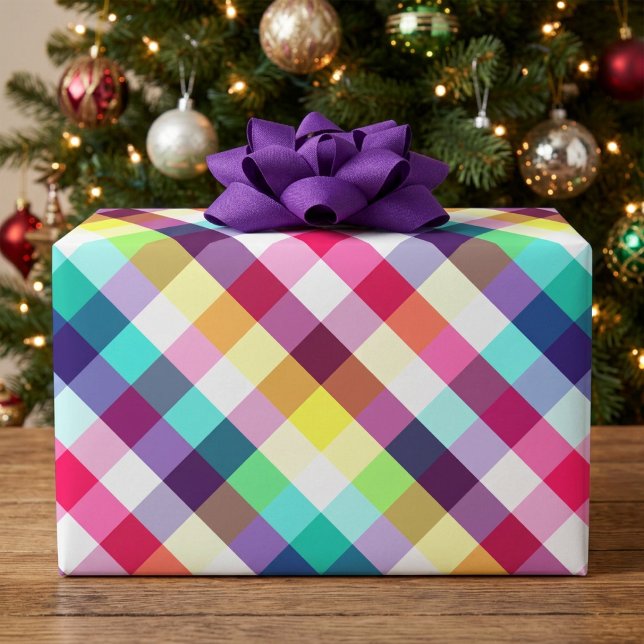 Papel de embrulho com padrão xadrez arco-íris funk (Colorful Funky Rainbow Plaid Wrapping paper covering a gift box.)
