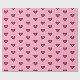 Papel de embrulho coração vermelho em fundo rosa a