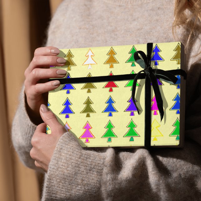 Papel de embrulho de inverno numa árvore de Natal  (Criador carregado)