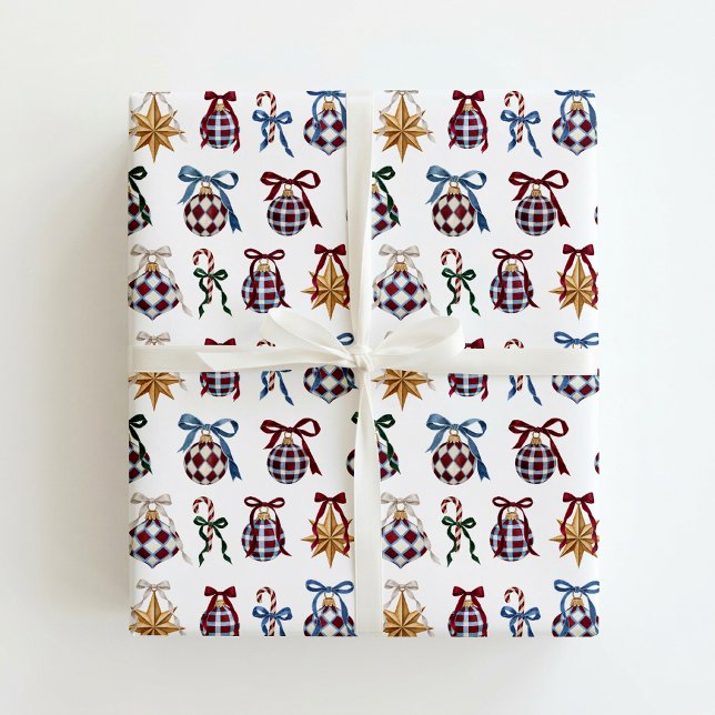 Papel de embrulho de Natal com bolas de Natal no p (Criador carregado)