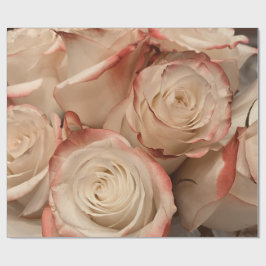 Papel de embrulho mate com rosas creme e pontas ve