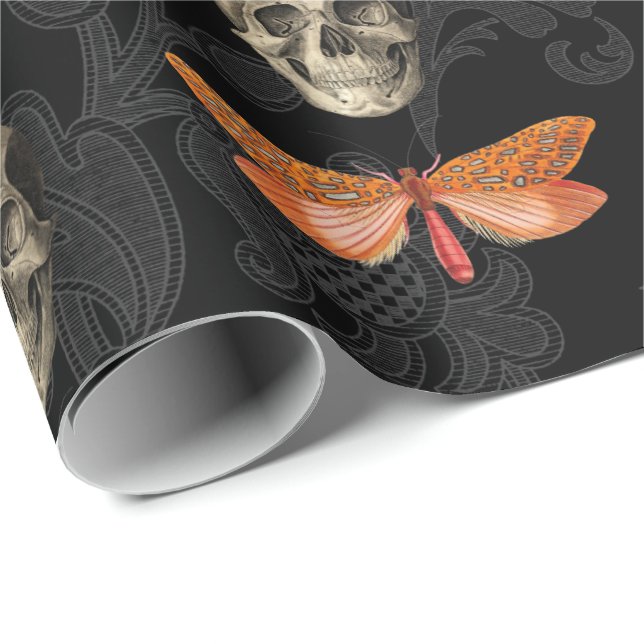 Papel de embrulho preto com caveira e borboleta la (Ponta do rolo)
