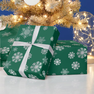 Papel de embrulho verde com flocos de neve pratead
