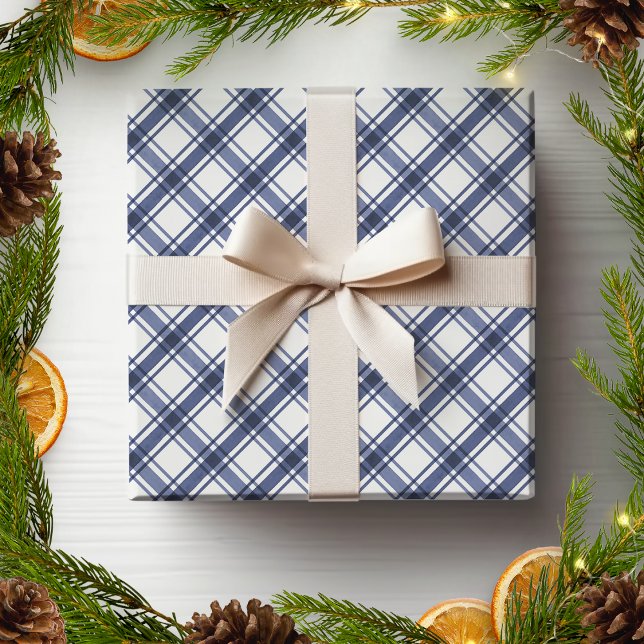 Papel de embrulho xadrez azul e branco (Holiday Blue and White Checkered Plaid Wrapping Paper by Painted Paperie
)