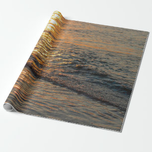 Papel De Presente A reflexão do pôr do sol sobre a bela água do ocea