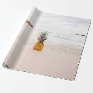Papel De Presente Abacaxi na areia perto da praia