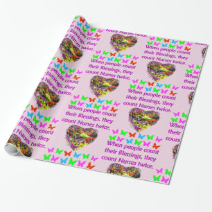 PAPEL DE PRESENTE ABATIDO POR UMA ENFERMEIRA