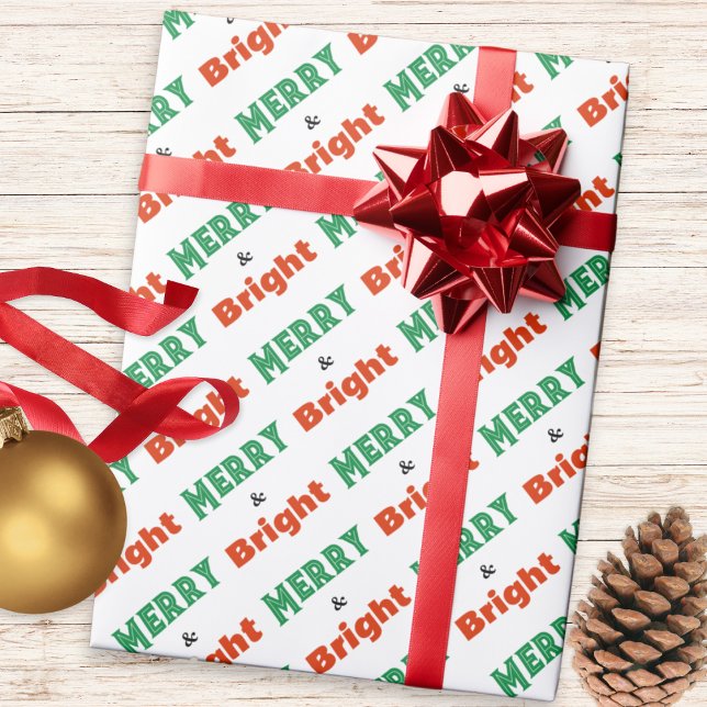 Papel De Presente Alegre e Brilhante Texto Vermelho Verde Branco Pad (Festive Christmas gift wrapping paper, patterned with green and red 'Merry and Bright' words)