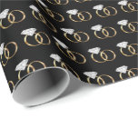 Papel De Presente Anéis de Casamento Diamante Dourado<br><div class="desc">Este papel de embrulho apresenta uma ilustração de um par de anéis de casamento de diamante com uma banda de ouro dispostas em um padrão fofo em papel preto. Perfeito para embrulhar noivado ou presentes de casamento!</div>