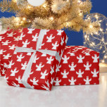 Papel De Presente Angels Christmas<br><div class="desc">Anjos brancos bonitos com padrão de halos em um fundo vermelho para suas necessidades de embrulho de presente de feriado.</div>