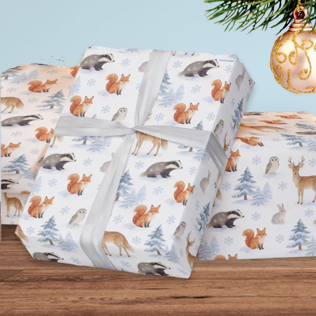 Papel De Presente Animais da Floresta de Inverno Natal Fauna (Christmas gift wrapping paper with pattern of winter forest animals in a watercolor style)