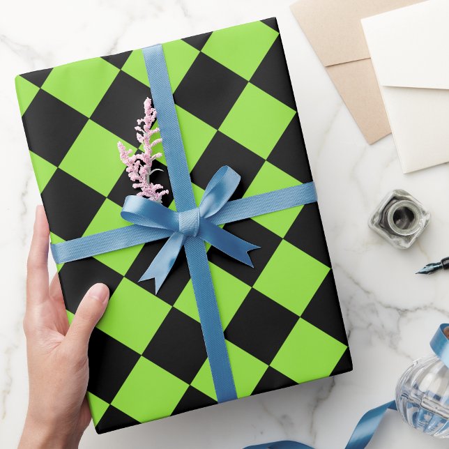 Papel De Presente Aniversário com Texto Personalizado Xadrez Preto V (Halloween Black Green Checker Birthday Custom Text Wrapping Paper)