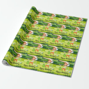 Papel De Presente Aniversário de golfe com Golfer na Greve Verde