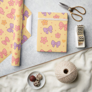 Papel De Presente Arcos Pastéis e Padrão de Flores – Menina Amarela 