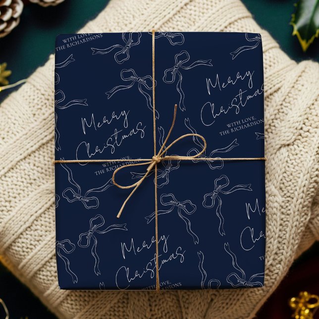 Papel De Presente Arcos Whimsic Marinho Azul Família Nome Natal Nata (Hand drawn whimsical ribbons navy and white Christmas Gift Wrapping Paper with your custom name)