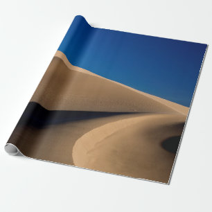 PAPEL DE PRESENTE AREIA MARAVILHOSA SOB PELE AZUL DURANTE O DIA