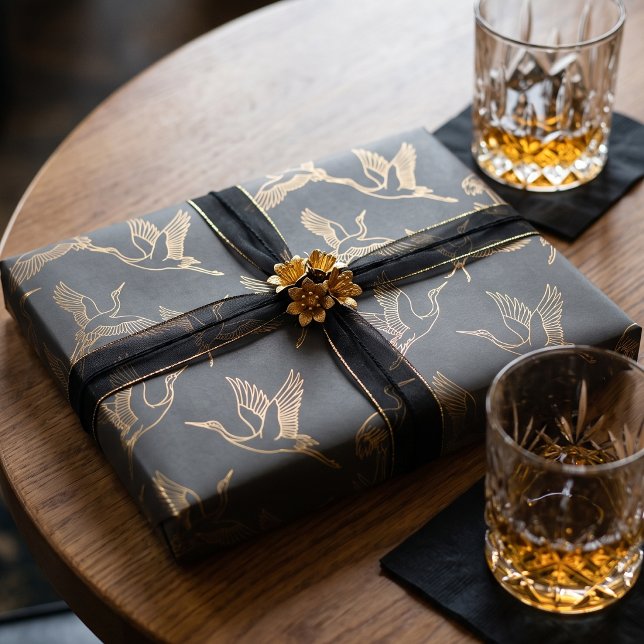 Papel De Presente Arte Deco com Fio de Ouro | Grou Cinza Carvão (Lifestyle Shot)