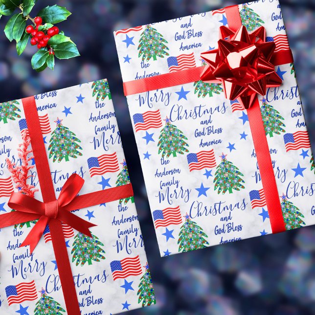 Papel De Presente Árvore de Natal Patriótica EUA Feliz Natal (This patriotic gift wrap is covered in red white and blue Christmas trees and American flags)