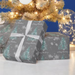 Papel De Presente Árvore de Natal Teal e Flocos de Neve<br><div class="desc">Enrole seus presentes de Natal nesta temporada de festas com esta Árvore de Natal Teal e o Papel de Enrolar Flocos de Neve. A design de papel de enrolamento apresenta uma vibrante árvore de Natal artística com flocos de neve em queda e um fundo de cinza escuro. Itens adicionais de...</div>