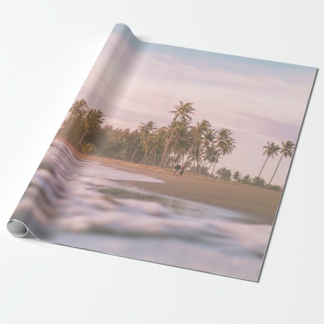 PAPEL DE PRESENTE ÁRVORES VERDES DE PALMAS NA AREIA MARROM SOB NUVEN (Desenrolado)