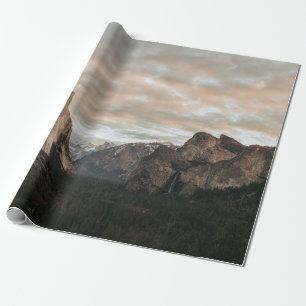 PAPEL DE PRESENTE ÁRVORES VERDES PERTO DA MONTANHA MARINHA SOB PELE