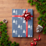 Papel De Presente Azul-árvore de Natal Branco<br><div class="desc">Traga um pouco de tranquilidade e elegância para as suas comemorações de Natal com a nossa design azul de árvore de Natal. Apresentando belamente estilizadas árvores de Natal brancas, esta design incorpora uma estética de férias moderna, mas clássica. Perfeito para embrulhar papel, decoração caseira, ou presentes festivos, adiciona uma vibração...</div>
