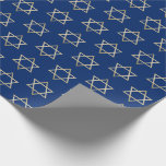 Papel De Presente Azul Dourado Hanukkah do teste padrão de estrela<br><div class="desc">Envolva seus presentes no estilo esta época natalícia com nosso papel de envolvimento elegante de Hanukkah. Estas características que de design simples mas chiques um fundo azul com a estrela de David do ouro do falso repetiu em um teste padrão. Projetado pelo © Susan Coffey do artista.</div>