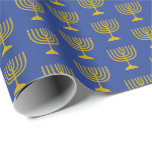 Papel De Presente Azul Elegante de Médio | Hanukkah | CANDELABRO<br><div class="desc">Elegante médio azul MENORAH Wrapping Paper, mostrando com a falsa menorah dourada em um padrão ladeado. Este é um design minimalista, simples, elegante, especialmente adequado para o show ou artesanatos de Chanucá.</div>
