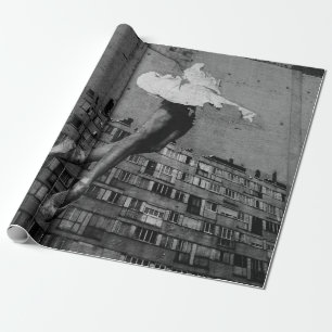 PAPEL DE PRESENTE BALLERINA NO MURAL DE VESTIDO BRANCO