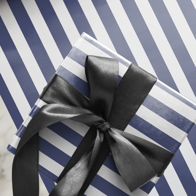 Papel De Presente Bandas brancas azuis modernas (Modern Festive Blue White Stripes Wrapping Paper)
