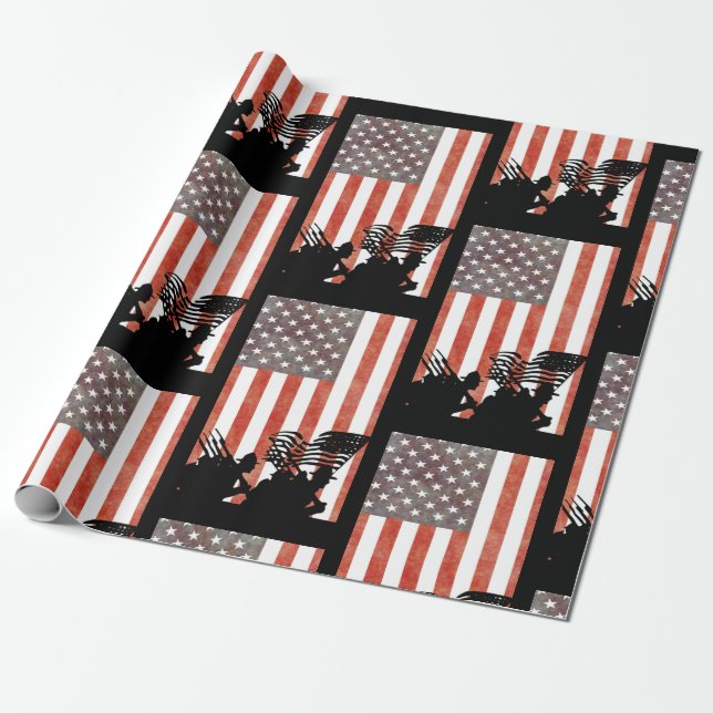 Papel De Presente Bandeira americana com silhueta dos soldados (Desenrolado)