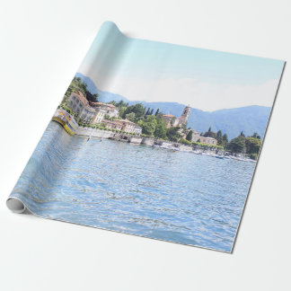 PAPEL DE PRESENTE BARCO AMARELO ENCAIXADO PERTO DA CONSTRUÇÃO