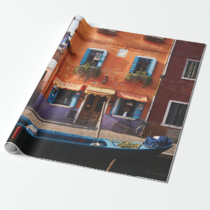 PAPEL DE PRESENTE BARCO AZUL NO RIO PERTO DO EDIFÍCIO DE LARANJA