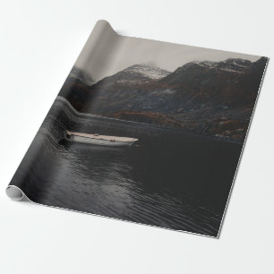 PAPEL DE PRESENTE BARCO BRANCO NO CORPO DE ÁGUA PERTO DAS MONTANHAS