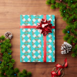 Papel De Presente Beach Wreath Small Pattern Aqua Christmas<br><div class="desc">Papel de embrulho de Natal de qualidade num rolo com estrelas e design de areia. Perfeito para aqueles que celebram as férias em um local tropical ou costeiro. Dólares de areia branca,  estrelas do mar bronzeadas,  e holly verde compõem o padrão,  impresso sobre azul-aqua brilhante.</div>