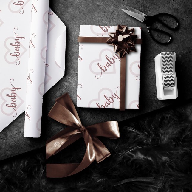 Papel De Presente Bebê Coração | Taupe Desert Rosa Flourish Script (Criador carregado)