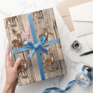 Papel De Presente Bebê Fawn de Natal em Madeira Rústica