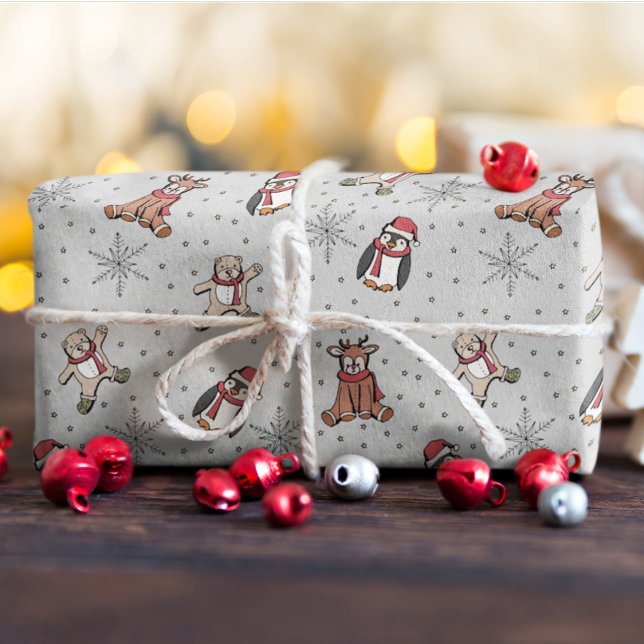 Papel De Presente Bebês De Cinza Leve Primeiro Natal Animais De Inve (Baby's First Christmas Winter Animal Gray Wrapping Paper. Hand-Drawn Penguin, Reindeer, Teddy Bear)