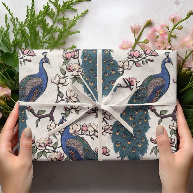 Papel De Presente Belos Peacocks de Marfim e Flores de Magolia (Elegant Floral Blue Peacock Birds, Magnolia Branches in Bloom, Chic Ivory Background. Hand Drawn.)