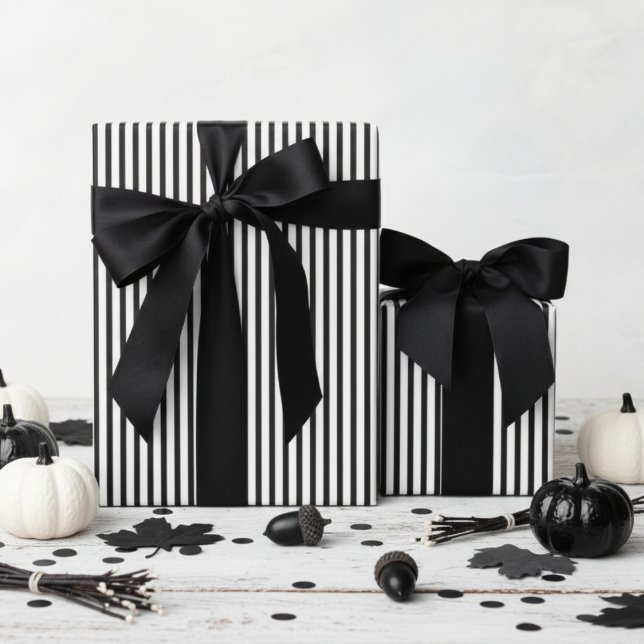Papel De Presente Black & White Pinstripe Halloween (Modern & Classic Black and White Striped Wrapping Paper. Trendy Black & White Chic Stripes Pattern)