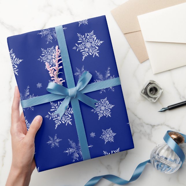 Papel De Presente Blue and White Delicate Snowflake Christmas (Presentear)