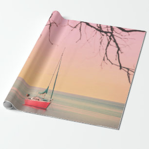 PAPEL DE PRESENTE BOAT VERMELHO NA PRAIA DURANTE O SOL