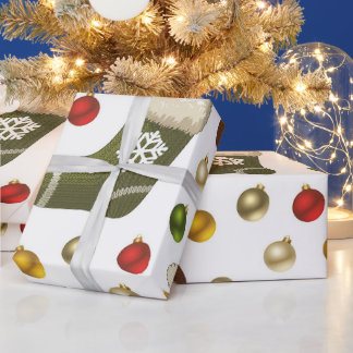 PAPEL DE PRESENTE BOLAS DE NATAL VERMELHAS VERDES DOURADAS E MEIAS