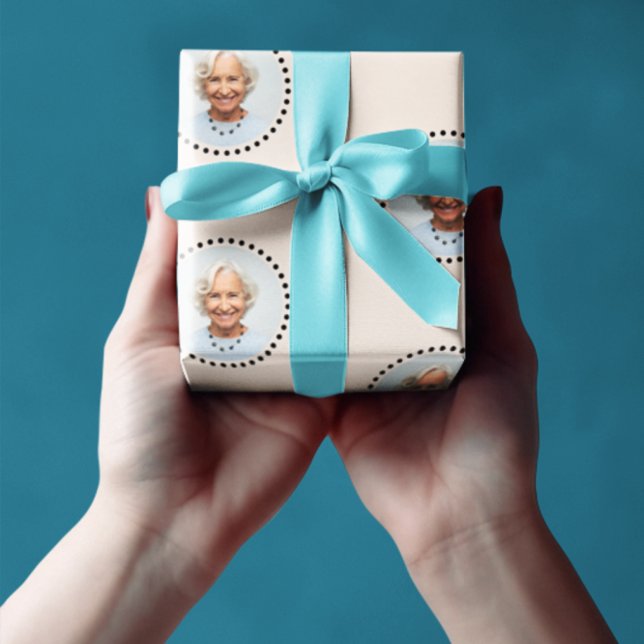 Papel De Presente Bolinhas de Fotografias Redondas Simplesmente Engr (This funny and chic wrapping paper features a round polka dot framed photo repeating pattern.)