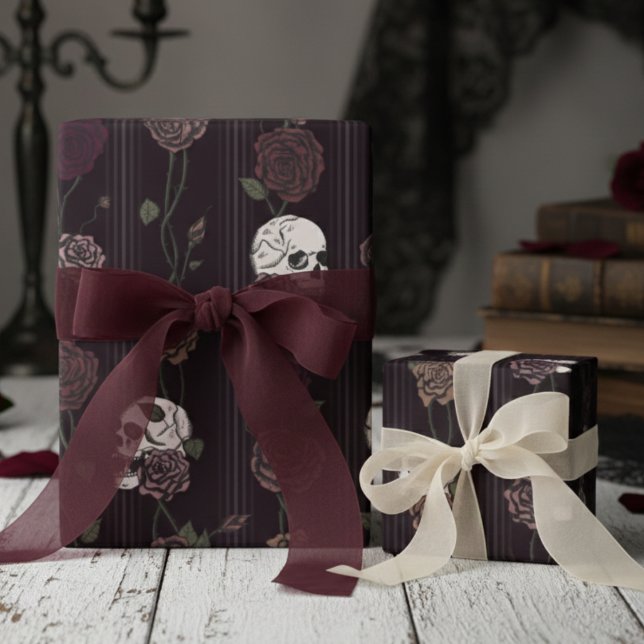 Papel De Presente Bordô Escuro Godico Caveira & Listras de Rosa (Dark Burgundy Elegant Gothic Wrapping Paper. Burgundy, Mauve, Antique Taupe Floral Rose Vine for Her)