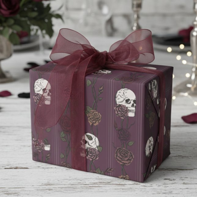 Papel De Presente Bordô Listras de Caveira e Rosa Gótica (Moody Dark Burgundy Gothic Wrapping Paper for Hallowedding, Whimsigoth Wedding, Gothic Bridal Shower)